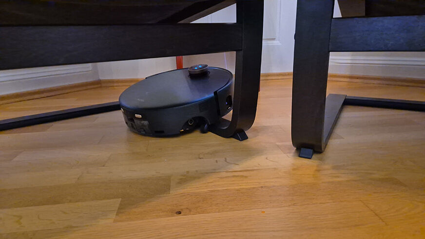 Der MOVA Z60 Ultra überwindet ein Schwingstuhlbein und einen Wäscheständer ohne Probleme.